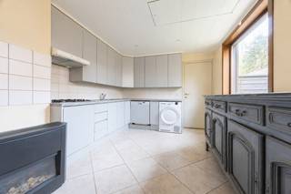 In de Klerkenstraat 32 vind je deze ruime gezinswoning met veel mogelijkheden. De woning biedt een stevige basis en een praktische indeling, ideaal voor wie op zoek is naar ruimte en de kans om alles naar eigen smaak te renoveren.<br /><br />Bij het binnenkomen is er een inkomhal 🚪 die toegang geeft tot de verschillende ruimtes. De woning beschikt over een ruime leefruimte 🛋️ en een grote keuken 🍽️ met voldoende plaats voor dagelijks comfort en gezellige momenten.<br /><br />Er zijn drie slaapkamers 🛏️ en twee badkamers 🚿, wat de woning zeer geschikt maakt voor grotere gezinnen of wie graag extra kamers heeft voor bureau of hobby.<br /><br />Verder is er een ruime zolder 📦 met uitbreidingsmogelijkheden, een kelder voor extra opslag en een garage 🚗. Buiten is er een tuin 🌿 waar je rustig kan genieten.<br /><br />De woning heeft EPC-label F 📉 en valt dus onder de renovatieplicht. Dit biedt meteen ook een mooie kans om de woning volledig te moderniseren en om te vormen tot een hedendaagse thuis.<br /><br />Een woning met ruimte, mogelijkheden en veel toekomstpotentieel ✨<br /><br />📞 Interesse? Contacteer Thijs of Nina :<br />📲 051 57 54 61<br />📧 thijs@grouptrybou.be<br />📧Nina@groutrybou.be<br /> | friedel@grouptrybou.be