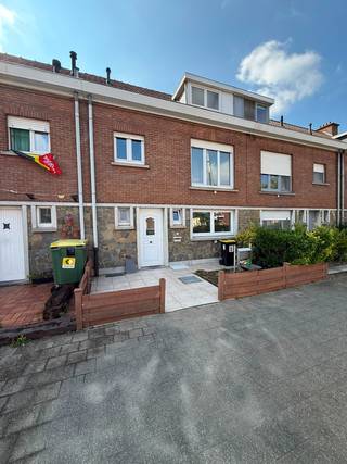 Gunstig gelegen (de Bosmolens) op te frissen ééngezinswoning met 4 slaapkamers. Gelegen op een zuidoost gericht perceel van 253m². Indeling: Inkomhal met gastentoilet, leefruimte met aansluitende veranda, geïnstalleerde keuken, wasplaats. Op 1e verdieping 3 slaapkamers en badkamer met wastafel, toilet en douche. Vaste trap naar zolderverdieping met 1 ruime slaapkamer en 2 zolderbergingen. Kelder. Zuidoost gerichte tuin met terras.<br /><br /><u>Troeven</u><br />+ CV op aardgas met condenserende ketel<br />+ dubbele beglazing PVC<br />+ geïsoleerd dak<br />+EPC C (geen renovatieverplichting)<br />+ 4 slaapkamers