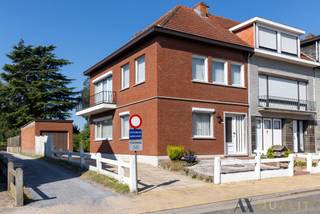 Deze halfopen bebouwing op een perceel van 384 m² is uitstekend gelegen nabij het centrum van Bornem, op wandelafstand van Breeven, scholen, openbaar vervoer en winkels. De woning omvat op het gelijkvloers een inkomhal, apart gastentoilet, lichtrijke leefruimte, keuken, berging, cv-ruimte en kelder. Op de eerste verdieping bevinden zich 3 slaapkamers, een badkamer en een nachthal. De ruime zolder biedt extra bergruimte en uitbreidingsmogelijkheden. Buiten geniet je van een oprit met garage en een aangename tuin met groen uitzicht. De woning beschikt over een EPC-label E, waardoor de renovatieplicht van toepassing is. Dit biedt een mooie opportuniteit om de woning volledig naar eigen smaak te renoveren. Interesse? Contacteer ons via 03/283.84.84 of mail naar gert@ax-quality.be voor meer informatie of een bezoek.