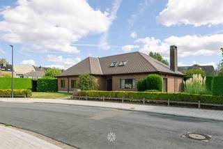 <p><span>GENT - Te renoveren laagbouwvilla van de jaren 70 op een boogscheut van het stadscentrum</span></p><p><span> </span></p><p><span>Wonen in een omgeving die het aangename karakter van een woonbuurt combineert met de voordelen van een stedelijke ligging. </span></p><p><span>De woning biedt een mooie basis voor wie op zoek is naar een karaktervolle woning die volledig naar eigen smaak en wensen kan worden gerenoveerd. </span></p><p><span> </span></p><p><span>Troeven:</span></p><ul><li><span>Gelegen in een </span><span>rustige</span><span> en </span><span>residentiële wijk</span></li></ul><ul><li><span>Dichtbij het centrum van Gent</span></li><li><span>Goede bereikbaarheid </span><span>met de rest van Gent, zowel met de fiets als het openbaar vervoer</span></li><li><span>Veel voorzieningen</span><span> in de buurt (winkels, horeca, scholen en recreatie)</span></li><li><span>Op enkele minuten wandelen van het</span><span> natuurgebied Bourgoyen-Ossemeersen</span></li><li><span>Groot perceel </span><span>van maar liefst 943m²</span></li><li><span>Zuid-Wes</span><span>t oriëntatie</span></li><li><span>Woning met</span><span> veel renovatiepotentieel</span></li><li><span>Praktische gelijkvloerse indeling</span></li></ul><p><span> </span></p><p><span>Indeling:</span></p><p><span>Bij binnenkomst wordt u verwelkomt door een ruime inkomhal die toegang geeft tot de leefruimte, de keuken en een apart toilet. De nachthal geeft uit op de 3 slaapkamers en een ruime badkamer met dubbel lavabomeubel, bad, douche en toilet.</span></p><p><span>Op de bovenverdieping bevindt zich een vierde kamer die ingericht kan worden als extra slaapkamer, hobbyruimte of bureau. </span></p><p><span>De woning beschikt daarnaast over een ruime garage en kruipkelder. </span></p><p><span> </span></p><p><span>Vraagprijs: 650.000 EURO</span></p><p><span>EPC: C (279 kWh/m² jaar)</span></p><p><span><br /></span><span>Neem contact op met Axel Lenaerts makelaars voor een bezoek: 09 245 24 24 of <span>hannelore@axellenaerts.be</span></span></p><p><span> </span></p><p><span> </span></p>