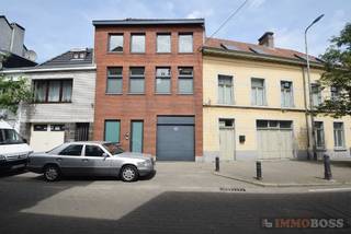 <strong>PLAN UW BEZOEK VIA ONZE WEBSITE: WWW.IMMOBOSS.BE</strong><br /><br />Deze instapklare woning bevindt zich nabij AZ Sint-lucas, op fietsafstand van het centrum en in de dichte nabijheid van het openbaar vervoer. <br />De woning is ingedeeld als volgt:<br />De gelijkvloerse verdieping omvat de inkomhal, garage en berging (aansluiting wasmachine aanwezig). Op de eerste verdieping bevindt zich een ruime leef- en woonruimte, een geïnstalleerde keuken met aansluitend terras &amp; badkamer. <br />Op de 2de verdieping zijn 3 slaapkamers en de zolderverdieping biedt plaats voor een extra ruime slaapkamer. <br />Overal centrale verwarming op aardgas aanwezig!<br /><br />EPC: 267 kWh/m²<br />HUURPRIJS = € 1.375 excl. EGW.<br />Beschikbaar 1 april 2026<br />DOMICILIE VERPLICHT wegens huurcontract hoofdverblijfplaats<br /><br /><strong>PLAN UW BEZOEK VIA ONZE WEBSITE: WWW.IMMOBOSS.BE</strong>