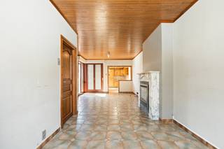 [[ DIT PAND NEEMT DEEL AAN DE ERA OPEN HUIZEN DAG OP 13/6 VAN 14:30 TOT 15:30 ]]
<p>Te koop: halfopen woning in de Van Hovestraat, op wandelafstand van het centrum van Kruibeke.</p>

<p>Deze woning biedt een uitstekende ligging dicht bij winkels, openbaar vervoer en invalswegen. Dankzij de mogelijkheden tot inrichten naar eigen wensen kan je hier jouw ideale thuis creëren. Met vier slaapkamers en een ruime garage heeft het pand enorm veel potentieel voor gezinnen of wie extra ruimte zoekt.</p>

<p>Belangrijkste ruimtes:<br />• Ruime living (27 m²) met open haard, ideaal voor gezellige avonden.<br />• Keuken (10 m²) met ingemaakte kasten.<br />• Badkamer (6 m²) met douche en wastafel in meubel.<br />• Vier slaapkamers (8 m², 12 m², 13 m², 14 m²) voor flexibele indeling.<br />• Garage (30 m²) met veel opbergmogelijkheden.<br />• Meerdere hallen (3,4 m² – 6 m² – 5 m²) voor praktische circulatie.</p>

<p>Troeven:<br />• Toplocatie op wandelafstand van het centrum.<br />• Mogelijkheden tot inrichten naar eigen wensen.<br />• Enorm veel potentieel.</p>

<p>Neem vandaag nog contact op met je ERA-makelaar voor een bezoek. JOUW DROOMHUIS. ZO GEVONDEN!</p>