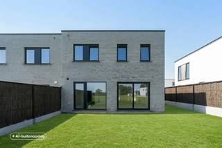Lot 21 | 275 m² perceelsoppervlakte
Deze moderne woningen bouwen we op de nieuwe verkaveling "Het Molenhof" in Koolskamp, deelgemeente van Ardooie. Je vindt deze nieuwe woonbuurt tussen de Diksmuidse Boterweg en de Steenstraat. Je woont er in een rustige, aangename omgeving vlak bij het centrum, op 500 meter van het Dorpsplein met winkels, scholen, horecazaken en openbaar vervoer. De middelbare school H. Kindsheid ligt op 3 à 4 km. Via het op- en afrittencomplex E403 geniet je van een vlotte verbinding.
Deze energiezuinige, moderne woningen beschikken over: een inkomhal met toilet, een woon- en eetkamer met aansluitend een open keuken met veel lichtinval, een inpandige garage met berging, 3 slaapkamers, een functionele badkamer, afzonderlijk toilet boven en een (technische) berging. Het gebruik van een warmtepomp in combinatie met vloerverwarming en zonnepanelen zorgt ervoor dat jouw toekomstige energiefactuur onder controle blijft (E10).
Je kiest zelf de afwerkingsmaterialen voor keuken, badkamer, vloeren en binnendeuren. Zo kan je precies wonen zoals jij het zelf wilt.
Informeer naar onze ACTIE & ontvang een afwerkingscheque van € 5.000.