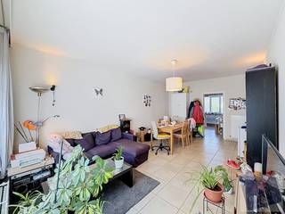 Aan de Torenstraat 31 bus 2 in Hasselt ligt dit appartement op de eerste verdieping, met een oppervlakte van 84 m² volgens het EPC. De ligging biedt een vlotte toegang tot het centrum van Hasselt en de dagelijkse voorzieningen.<br /><br />Het appartement omvat een leefruimte met eetgedeelte, een keuken, een badkamer en een apart toilet. Verder zijn er twee slaapkamers die met elkaar verbonden zijn en een balkon. Achter het gebouw bevindt zich een garagebox, bereikbaar via een geautomatiseerde toegangspoort.<br /><br />Het appartement is beschikbaar vanaf<strong> 1 december 2026</strong>.<br /><br /><u><strong>Kosten:</strong></u>
<ul>
<li><strong>Huurprijs:</strong> €795,00 per maand</li>
<li><strong>Huurwaarborg: </strong>€2.385,00 (drie maanden huur)</li>
<li><strong>Nutsvoorzieningen:</strong> op eigen naam</li>
</ul>