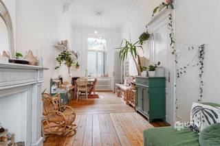 <p><span>In de Filomenastraat woon je op een centrale locatie in Zurenborg, met alles wat de stad te bieden heeft binnen handbereik. Winkels, horeca, scholen en openbaar vervoer bevinden zich vlakbij en ook met de fiets bereik je vlot het historische stadscentrum. Een levendige stadsomgeving die gekenmerkt wordt door charmante straten en statige herenhuizen.</span></p><p><span>Achter de karaktervolle natuurstenen gevel gaat een verrassend ruime herenwoning schuil, waar authentieke elementen meteen de aandacht trekken. Hoge plafonds, sierlijsten, houten plankenvloeren, marmeren schouwen en de originele traphal geven de woning haar typische charme. Niet toevallig, want deze bijzondere woning is beschermd als monument en maakt deel uit van het architecturale erfgoed van Zurenborg. Het pand werd in 1889 ontworpen door architect Ernest Stordiau en vormt een bijzonder voorbeeld van de Florentijnse renaissancestijl.</span></p><p><span>Technisch werden reeds verschillende zaken aangepakt. Zo werd het dak in 2024 onder handen genomen en werd ook de achtergevel geïsoleerd. De ramen in de leefruimte werden in 2007 vernieuwd en de elektrische installatie is conform.</span></p><p><span>Via de inkomhal bereik je de leefverdieping. De woonkamer van 24 m² geniet dankzij de hoge plafonds en grote raampartijen van een aangenaam ruimtelijk gevoel. Achteraan bevindt zich de aparte keuken van 8 m², uitgerust met de nodige toestellen en een nieuw Smeg-fornuis met gasvuren.</span></p><p><span>Het souterrain biedt heel wat extra bruikbare ruimte. Vooraan bevindt zich een berging/wasplaats van 11 m², terwijl de kamer achteraan 10 m² groot is en zich uitstekend leent als extra hobby-, speel- of werkruimte. Verder is er een apart toilet te vinden en heb je achteraan toegang tot de buitenruimte.</span></p><p><span>Op de tussenverdieping bevindt zich de badkamer van 4 m², voorzien van een douche, dubbel lavabomeubel en toilet.</span></p><p><span>De eerste verdieping telt twee slaapkamers van 20 m² en 12 m². Ook hier zorgen de houten vloeren, hoge plafonds en karaktervolle elementen voor de typische uitstraling van de woning.</span></p><p><span>Nog een verdieping hoger vind je twee bijkomende slaapkamers van 19 m² en 11 m². Vanuit de achterste kamer leidt een trap naar de absolute bonus van de woning: een ruime mezzanine van maar liefst 27 m² onder het dak: ideaal als extra slaapruimte, bureau, hobbykamer of polyvalente ruimte.</span></p><p><span>Een bijzondere herenwoning waar ruimte, authentiek karakter en een stukje Antwerpse architectuurgeschiedenis samenkomen. Mis deze kans niet!</span></p><p><span>Bewoonbare opp. 205 m² ref.: bruto vloeropp. EPC. Voor meer info of een gratis schatting surf naar www.hansimmo.be</span></p><p><span> </span></p>