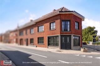 Welkom in de August Nihoulstraat 95, een pand gelegen pal in het bruisende centrum van Scherpenheuvel!<br />Je woont hier op wandelafstand van de bekende basiliek, lokale handelaars, scholen en horeca.<br />Deze solide hoekwoning uit 1950 zoekt een koper met visie die de handen uit de mouwen wil steken. De centrale ligging is werkelijk een enorme troef, ideaal voor wie comfortabel en stedelijk wil wonen met alles direct binnen handbereik.<br /><br />Hoewel de woning momenteel te renoveren is, biedt dit pand veel mogelijkheden. Laat je vooral inspireren door onze renders want deze tonen perfect hoe je de klassieke indeling zou kunnen transformeren tot een lichtrijke, open leefruimte met keuken.<br /><br />Wat de energiezuinigheid betreft, geldt er een renovatieverplichting om het EPC-label op te waarderen. <br />Een totaalrenovatie biedt je niet alleen de kans om de volledige inrichting naar jouw eigen hand te zetten, maar levert financieel ook aantrekkelijke voordelen op. Informeer je zeker over de gunstige registratierechten voor de enige eigen woning, of profiteer van het verlaagde btw-tarief van 6% bij een ingrijpende energetische renovatie (IER).<br /><br />Met zijn huidige uiterst scherpe vraagprijs van € 163.500, is dit een absolute buitenkans voor de snelle beslisser!<br /><br /><br /><u><strong>Indeling :</strong></u>
<ul>
	<li>Gelijkvloers: ruime leefruimte, keuken, trapgang</li>
	<li>Verdieping: nachthal, 2 volwaardige slaapkamers, badkamer</li>
	<li>Zolderverdieping: grote zolderruimte die afgewerkt kan worden tot extra slaapkamer(s) of hobbyruimte</li>
	<li>Kelder: functionele kelderruimte, ideaal voor stockage</li>
</ul>
Ervaar zelf de vele voordelen van deze woning tijdens een persoonlijke rondleiding. Maak vandaag nog je afspraak en mail naar info@immopersyn.be of bel 013 444 008.