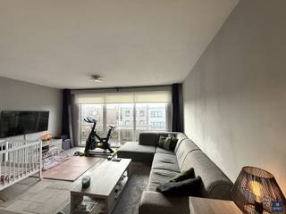 <h3><span>Mooi appartement met 2 slaapkamers en gunstige EPC-score (C)</span></h3><h3><span> </span></h3><p><span>Bent u op zoek naar een </span><span>aantrekkelijk appartement met 2 slaapkamers aan een zeer interessante prijs</span><span>? </span></p><p><span> </span></p><p><span>Dan is dit appartement op de </span><span>tweede verdieping van de Alfred Oststraat 4</span><span> absoluut een bezoek waard!</span></p><p><span> </span></p><p><span>De </span><span>ruime kamers</span><span> en de </span><span>lichte leefruimte</span><span> dankzij het extra zijraam, zorgen voor een aangename woonervaring. </span></p><p><span>De </span><span>moderne badkamer</span><span> beschikt over een grote douche, en in de inkomhal vindt u een handige </span><span>vestiairekast</span><span>. </span></p><p><span>Bovendien is er een </span><span>extra berging</span><span>, ideaal voor extra opslagruimte.</span></p><p><span>Het gebouw is </span><span>asbestveilig</span><span>, beschikt over een </span><span>goede EPC-score (C)</span><span> (ook de ramen zijn reeds vernieuwd!) en de </span><span>elektriciteit is volledig conform</span><span>. </span></p><p><span>Het </span><span>platte dak werd vernieuwd in 2017</span><span> en er zijn </span><span>geen kosten voor een lift</span><span>, wat het geheel extra interessant maakt.</span></p><p><span>Een </span><span>ondergrondse staanplaats</span><span> kan worden aangekocht voor slechts </span><span>10.000</span><span>.</span></p><p><span> </span></p><p><span>Een uitstekende kans voor wie comfortabel en betaalbaar wil wonen!</span><span><br /><br /></span></p><p><span>Maak snel een afspraak en ontdek dit gezellige appartement tijdens een bezichtiging.</span></p><p><span> </span></p><p><span>Interesse ? Gelieve ons dan te contacteren op het nummer 03 775 41 88 of mail naar christel@vastgoed-smet.be </span></p><p><span>www.vastgoed-smet.be</span></p><p><span> </span></p><p><span>De verstrekte gegevens/informatie (zowel online als gedrukt) worden vrijblijvend verstrekt, enkel ter inlichting, zonder contractuele verbintenis of garantie van onzentwege en kunnen op ieder ogenblik gewijzigd worden</span></p><p><span> </span></p>