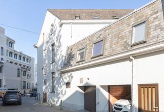 LIGGING<br />Welkom aan Ramen 4, een unieke locatie in het bruisende hart van Gent. Gelegen op wandelafstand van Korenmarkt, het Gravensteen en de gezellige Leieboorden, combineert deze studio absolute bereikbaarheid met het charmante karakter van het historische stadscentrum.<br />Met zijn centrale ligging is Ramen 4 vlot bereikbaar te voet, per fiets, met het openbaar vervoer én de wagen. De omgeving bruist van de energie: hippe koffiebars, lunchadresjes, lokale winkels en culturele hotspots bevinden zich letterlijk om de hoek. Ook als student vormt deze locatie de perfecte uitvalsbasis.<br /><br />INDELING<br />Het gebouw bestaat uit 3 appartementen, 6 studio's en 2 garage's. Alle entiteiten beschikken over een conformiteitsattest en zijn momenteel verhuurd.<br /><br />Voor meer info contacteer Arthur 0473909094