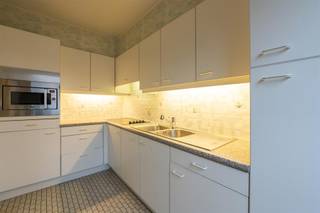 <p>Dit ruim appartement op de eerste verdieping, zonder lift (dus ook geen onkosten hiervoor) bevindt zich in een klein gebouw met 5 appartementen. Zeer centraal gelegen, vlakbij de beenhouwer en bakker. Op wandelafstand van supermarkten en openbaar vervoer.<br /><br /><strong>INDELING<br /></strong>Inkomhal;<br />Ruime leefruimte met veel lichtinval;<br />Gesloten keuken incl. toestellen (frigo, combi micro-oven, elektrische kookplaat, dampkap en dubbele spoelbak);<br />2 Ruime slaapkamers (12m²) waarvan één met toegang tot het terras (8m²). Beide slaapkamers met rolluiken (waarvan 1 elektrisch) en ingebouwde kasten. Een van de 2 slaapkamers is voorzien van een Daikin airco;<br />Afzonderlijke berging;<br />Badkamer met inloopdouche en aansluiting wasmachine. <br />Tweede afzonderlijke berging;<br />Private kelder;<br />Gesloten ruime garage (verplicht mee aan te kopen aan € 20.000) alsook achteraan een gemeenschappelijke kleine tuin met tuinhuis.<br /><br /><strong>POSITIEVE ASPECTEN<br /></strong>- Elektriciteit conform AREI!<br />- Ramen (hoogrendementsglas)<br />- Centraal doch rustig gelegen<br />- Wandelafstand van beenhouwer, bakker, supermarkten en openbaar vervoer, wekelijkse markt<br />- Nabijheid van fiets en wandelroutes langsheen de waterwegen</p>