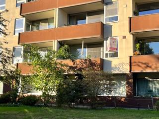 Surf naar www.abricasa.be en plan jouw afspraak in samen met onze digitale assistente Alice!Wandel binnen in dit licht en gezellig te maken appartement voorzien van een zeer gunstig gelegen terras dat te bereiken is via de keuken of vanuit de woonkamer. Dankzij de aangename en praktische indeling van het appartement kan je hier een zeer fijne thuis maken.Aan de voorkant treft u een L-vormige woonkamer, de gesloten keuken en het terras. In de inkomhal is er plaats om een opbergkast te plaatsen. Het appartement beschikt over twee volwaardige slaapkamers, een douchekamer, een apart gastentoilet en een praktische berging. (foto's slaapkamers zijn van een gelijkaardig appartement in hetzelfde gebouw) Extra berging in de kelderverdieping. Zorgeloos parkeren in de ondergrondse parking - 25.000 euro.Laat deze kans niet voorbij gaan en plan alvast een afspraak in!Abricasa – Vastgoed voor generaties: Jouw vastgoedpartnerWil je jouw eigendom verkopen of zoek je een vastgoedmakelaar voor verhuur of beheer?Abricasa biedt persoonlijke begeleiding bij al uw vastgoedvragen, van begin tot eind. Leer ons kennen!