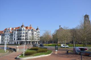 Découvrez cet appartement neuf de qualité, doté d’une agréable terrasse et d’une vue dégagée, situé dans une résidence élégante à proximité de Duinenwater. Grâce aux larges baies vitrées, vous profitez toute la journée d’une abondante lumière naturelle.<br /><br />Le séjour lumineux avec espace ouvert s’intègre harmonieusement à la cuisine entièrement équipée et offre un accès direct à la terrasse ensoleillée à l’avant. Une buanderie pratique est prévue pour l’installation d’un lave-linge et d’un sèche-linge.<br /><br />L’appartement dispose de deux chambres entièrement aménagées et d’une salle de douche élégante, équipée d’une douche à l’italienne et d’un double lavabo.<br /><br />La résidence a été conçue avec un souci d’esthétique et de durabilité. L’appartement économe en énergie bénéficie d’une isolation de haute qualité et de techniques modernes, ce qui garantit de faibles coûts énergétiques et un confort de vie optimal.<br /><br />Enfin, il est possible d’acquérir une place de parking spacieuse et facilement accessible dans la résidence.