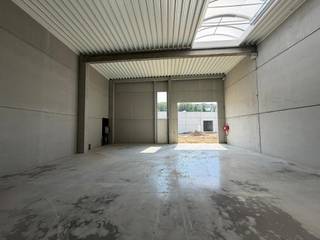 <p>Te huur: <strong>meerdere moderne industriële units</strong> gelegen in Kampenhout, op een professioneel en vlot bereikbaar bedrijventerrein, geschikt voor activiteiten zoals opslag, lichte productie, atelier, logistiek of KMO’s.</p>
<p>Elke unit beschikt over <strong>inbegrepen privatieve parkeerplaatsen</strong>, wat extra comfort biedt voor personeel en klanten. <strong>Meerdere units beschikbaar</strong>, afzonderlijk of gecombineerd te huren naargelang uw noden.</p>
<h4><strong>Omgeving & ligging</strong></h4>
<p>Het pand is gelegen langs de <strong>Mechelsesteenweg</strong>, een strategische verbindingsas tussen <strong>Mechelen en Brussel</strong>.<br />Voordelen van de ligging:</p>
<ul>
<li>
<p>Snelle aansluiting op de belangrijkste verkeersassen (E19, E40, N21)</p>
</li>
<li>
<p>Nabijheid van de economische knooppunten <strong>Mechelen, Zaventem en Brussel</strong></p>
</li>
<li>
<p>Overwegend <strong>industrieel en KMO-gericht gebied</strong>, dynamisch en in volle ontwikkeling</p>
</li>
<li>
<p>Goede zichtbaarheid en vlotte toegang voor vrachtwagens en bedrijfsvoertuigen</p>
</li>
</ul>
<p>Een <strong>ideale oplossing voor de vestiging of uitbreiding van uw onderneming</strong> in Vlaams-Brabant.</p>