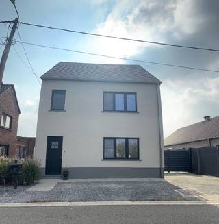 Vrijstaande woning te koop in Herk-de-Stad – Schopstraat<br /><br />Instapklare gezinswoning met 4 slaapkamers, 2 badkamers en zuidgerichte tuin<br /><br />Op zoek naar een ruime, energiezuinige woning op een uitstekende locatie? Deze vrijstaande woning in de Schopstraat te Herk-de-Stad biedt comfort, ruimte en rust op een perceel van 919 m², met een bewoonbare oppervlakte van 242 m².<br /><br />Indeling & Troeven:<br /><br />4 volwaardige slaapkamers<br /><br />2 badkamers met 2 douches, een ligbad en 2 toiletten<br /><br />Dressingruimte<br /><br />Recente, volledig ingebouwde keuken met alle moderne toestellen:<br /><br />Afwasmachine<br /><br />Combi-oven<br /><br />2 elektrische ovens<br /><br />Grote koelkast<br /><br />Berging met extra opbergruimte<br /><br />Infraroodsauna voor de nodige ontspanning<br /><br />2 inpandige garages en een werkhuis met alle nutsvoorzieningen<br /><br />De woning is zeer goed geïsoleerd en beschikt over een gunstig EPC-label B (131 kWh/m²/jaar). De zonnepanelen op het dak zorgen voor een lagere energiefactuur. Verwarming gebeurt via aardgas.<br /><br />Dankzij de zuidgerichte tuin geniet de woning van veel natuurlijk licht, wat zorgt voor een warme en uitnodigende sfeer in elke ruimte.<br /><br />De ligging is bovendien uitstekend: rustig, maar met goede verkeersverbindingen naar nabijgelegen steden en voorzieningen.<br /><br />📍 Adres: Schopstraat, Herk-de-Stad<br />📐 Perceeloppervlakte: 919 m²<br />🏠 Bewoonbare oppervlakte: 242 m²<br />🔋 EPC-label: B (131 kWh/m²/jaar)<br /><br />Interesse?<br /><br />De woning wordt uit de hand verkocht (geen immokantoor).<br />Voor meer informatie of een bezoek, neem vrijblijvend contact op. 0476882320