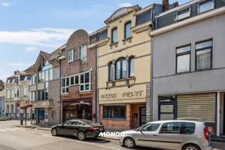 Bent u op zoek naar een ruime woning met tal van mogelijkheden? Dan is deze eigendom in het hart van Willebroek absoluut een bezoek waard.<br /><br />Deze karaktervolle woning werd sinds 2015 bijna volledig gerenoveerd en omgevormd van een voormalig handelspand tot een ruime eengezinswoning. De bovenverdiepingen zijn reeds afgewerkt en volledig instapklaar, terwijl de gelijkvloerse verdieping nog casco is. Alle technische voorzieningen en aansluitingen zijn reeds aanwezig, zodat u deze volledig naar eigen smaak kunt afwerken. Hierdoor is de woning niet alleen ideaal als ruime gezinswoning, maar ook perfect geschikt voor een combinatie van wonen en werken, een vrij beroep of opnieuw een handelszaak.<br /><br />De woning beschikt over een bewoonbare oppervlakte van ca. 260 m² op een perceel van 215 m² en is bereikbaar via zowel de voor als achteringang. Op het gelijkvloers vindt u naast de casco leefruimte een ruim terras van ca. 50 m², een bureauruimte van 21 m² en een kelder van ca. 30 m² die dienstdoet als technische ruimte en extra bergruimte.<br /><br />Op de eerste verdieping bevindt zich een ruime slaapkamer van 28 m² met aansluitende badkamer van 15 m², reeds voorzien van alle nodige aansluitingen. De tweede verdieping is momenteel ingericht met een volledig uitgeruste keuken, leefruimte en een tweede badkamer, maar kan eenvoudig worden heringericht tot één of twee extra slaapkamers. De derde verdieping of mezzanine doet momenteel dienst als een volwaardige slaapkamer van ca. 20 m².<br /><br />De centrale ligging vormt een absolute troef. Winkels, horeca, scholen, recreatie, openbaar vervoer en groene zones bevinden zich op wandel en fietsafstand. Bovendien geniet u van een uitstekende bereikbaarheid dankzij de nabijheid van de A12 richting Antwerpen en Brussel.<br /><br />Bijzonderheden<br />EPC: 147 kWh/m² (energiezuinig)<br />Bewoonbare oppervlakte: ca. 260 m²<br />Perceeloppervlakte: 215 m²<br />Casco gelijkvloerse verdieping met tal van mogelijkheden<br />Geschikt voor handel of vrij beroep<br />Praktische achteringang<br />Ruim terras van ca. 50 m²<br />Centrale ligging nabij winkels, scholen, openbaar vervoer en de A12