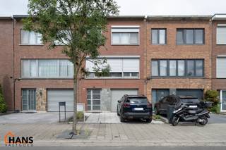 U komt de woning binnen op het gelijkvloers in de ruime inkomhal; uw auto en/of fietsen kunt u stallen in de garage; achterliggend bevindt zich...