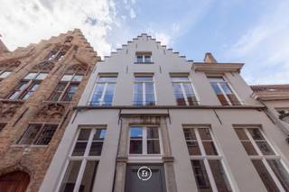 Deze stadswoning in de Pieter Pourbusstraat biedt een interessante ligging vlak in het centrum van Brugge en combineert dit met authentieke elementen die typisch zijn voor dit soort stadwoningen. <br /><br />Bij het betreden van de woning komt u binnen in een ruime inkomhal, die aansluit op een extra ruimte die perfect gebruikt kan worden als bureauruimte. Verder er op deze verdieping een apart gastentoilet als ook een gang die de doorgang biedt naar de buitenkoer. <br /><br />De eerste verdieping vormt het centrale leefniveau van de woning. Aansluitend bevindt zich de keuken, praktisch ingericht en voorzien van voldoende kastruimte. De extra berging zorgt voor voldoende opbergruimte.<br /><br />Op de tweede verdieping bevinden zich de 3 slaapkamers waar de zichtbare balken zorgen voor een authentiek gevoel. De badkamer is uitgerust met een dubbele lavabo, een douche en een ligbad. <br /><br />Huurprijs: 1.450,00 EUR/maand + 50 EUR onderhoud binnenkoer, onmiddellijk beschikbaar. <br /><br />Indien u interesse heeft in deze huurwoning, aarzel dan niet ons te contacteren