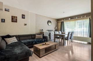 Dit aangenaam appartement is super centraal gelegen in een residentiële buurt in Merksem. Winkels, openbaar vervoer, scholen en parken zijn allemaal in de directe omgeving te vinden. Ook de verbinding met de snelweg, het centrum van Antwerpen en de Antwerpse Haven zijn ideaal. Het appartement bevindt zich op de gelijkvloerse verdieping. U komt de unit binnen via een centrale hal, van waar u doorloopt naar de aangename, lichte leefruimte en de vernieuwde keuken die voorzien is van alle comfort. Verder heeft het appartement een apart gastentoilet, een keurige badkamer met inloopdouche en enkele wastafel en 2 slaapkamers. Bovendien kan er ook gebruik worden gemaakt van de gemeenschappelijke tuin. Gem. kosten: € 225/maand, incl. waterverbruik. Beschikbaar vanaf 1/8/2026