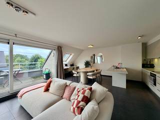 Dit instapklaar appartement is gelegen vlakbij het centrum van Tielt. Diverse winkels, horeca, openbaar vervoer, sportgelegenheid en scholen bevinden zich op wandelafstand. Op de derde verdieping van deze residentie kan u dit instapklaar 1-slaapkamerappartement terugvinden.<br /><br />De indeling van het appartement is als volgt: inkomhal, berging, ruime slaapkamer met dressing, badkamer (douche, wastafel en aansluiting voor wasmachine), woon- en eetkamer met open keuken, terras.<br /><br />Daarnaast is er in de kelder een privatieve berging voorzien. <br /><br />Het eigendom is als volgt afgewerkt: kwalitatieve tegelvloeren, armaturen, raamdecoratie, centrale verwarming op aardgas, gunstig EPC, videofoon, ideale ligging, .. Kortom een volledig instapklaar appartement binnen de ring van Tielt! <br /><br />Tot slot is er een mogelijkheid tot het huren van een autostaanplaats. <br /><br /><strong>Goed om weten: </strong><br />Basishuurprijs: €650,-/maand<br />Provisie: €50,-/maand <br />Vrij vanaf 15/11/2026