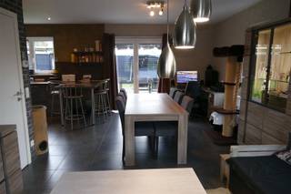 Deze toffe woning heeft 5 slaapkamers en ligt in een doodlopende straat. De woning is nog jong en voorzien van alle hedendaags comfort. Inkomhal...