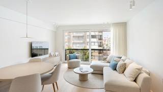 Dit prachtig volledig gerenoveerd appartement op de derde verdieping van een verzorgd gebouw in de Lippenslaan biedt een unieke combinatie van stijlvol wonen en centrale ligging. Gelegen in het commerciële hart van Knokke, op wandelafstand van winkels, horeca en het strand.<br /><br />✨ Hoogwaardige renovatie & doordachte indeling<br />Het appartement werd met duurzame en smaakvolle materialen gerenoveerd. Dankzij de doordachte inrichting wordt elke vierkante meter optimaal benut. Ook op vlak van energiezuinigheid werd er geïnvesteerd, wat resulteert in een comfortabel en toekomstgericht wooncomfort.<br /><br />🛋️ Lichtrijke leefruimte met terras<br />De gezellige woonkamer baadt in de namiddagzon en geeft uit op een terras aan de Lippenslaan met een vrij uitzicht over de Bayauxlaan – een perfecte plek om te genieten.<br /><br />🍽️ Open keuken met topafwerking<br />De open keuken is volledig uitgerust met Miele-toestellen en een elegant natuurstenen werkblad – een combinatie van functionaliteit en klasse.<br /><br />🛏️ 2 slaapkamers + extra binnenkamer<br />Achteraan bevinden zich twee ruime slaapkamers met dubbel bed, elk met een eigen badkamer. Daarnaast is er een binnenkamer met stapelbed en aparte doucheruimte – ideaal voor kinderen of gasten.<br /><br />🌿 Twee terrassen voor elk moment van de dag<br />Zowel voor- als achteraan beschikt u over een terras, zodat u op elk moment van de dag van de zon kunt genieten.<br /><br />📐 Indeling & extra’s<br /><br />Bewoonbare oppervlakte: 90 m² + terrassen<br />Kelderberging en fietsenberging in het gebouw<br />Vraagprijs exclusief meubelen<br />Een instapklaar appartement op toplocatie – ideaal als vaste woonst, tweede verblijf of investering.<br /><br />📞 Interesse? Contacteer ons vandaag nog voor een bezoek!