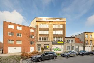 <p><span>Dit appartement is goed gelegen in een buurt die nog steeds in volle ontwikkeling is. Op het einde van de straat begint Park Spoor Noord. </span><span>Park Spoor Noord is een van de populairste plekken van Antwerpen. Het grote park in Antwerpen Noord is een oase om te ontspannen, te sporten of te spelen. Buurtbewoners, sporters en verenigingen maken er intensief gebruik van. </span><span> </span></p><p><span>Dit ruim te renoveren appartement is voor wie het wil aanpassen naar zijn eigen stijl en noden een echte kans.  Ideaal voor een alleenstaande of een koppel die voldoende heeft met één slaapkamer en ruime dressing.  </span></p><p><span>Wens je een tweede slaapkamer, kan er met lichte aanpassing van de dressing een slaapkamer gemaakt worden.</span></p><p><span>Wil je er helemaal tegenaan gaan, kan je de keuken verhuizen naar de ruime living van 60 m² en er een open keuken van maken. Voordeel is dat je de van je oude keuken nog een slaapkamer kan maken.</span></p><p><span>Boven is er naast een zolder nog het grote dakterras van om en bij de 200m² dat gemeenschappelijk is. Hier heb je zicht op de haven, het Havenhuis en de nieuwe woontorens van het Eilandje. </span></p><p><span> </span></p>