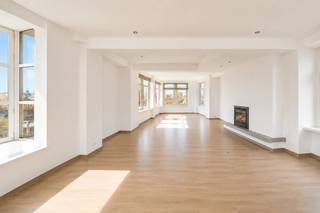 Het appartement bevindt zich op de eerste verdieping van een kleinschalig gebouw met lift en is ideaal voor wie op zoek is naar ruimte, comfort en een aangename woonomgeving.<br /><br />Bij binnenkomst wordt u verwelkomd door een praktische vestiairekast en een gastentoilet. Aan de linkerzijde bevindt zich een royale leefruimte met open keuken en sfeervolle open haard. De grote raampartijen zorgen voor veel natuurlijke lichtinval en geven de leefruimte een aangenaam en open karakter.<br /><br />Aan de rechterzijde bevinden zich twee ruime slaapkamers, elk voorzien van een eigen badkamer. Dankzij deze indeling geniet iedere slaapkamer van de nodige privacy en comfort.<br /><br />Daarnaast beschikt het appartement over een kelderberging. Er is tevens de mogelijkheid om één overdekte autostaanplaats te huren voor € 150 per maand.<br /><br />De maandelijkse provisie bedraagt € 220 en omvat het waterverbruik, het algemene onderhoud van de gemeenschappelijke delen, de lift en het tweemaal per jaar reinigen van de ramen aan de buitenzijde.<br /><br />Belangrijk: de afgebeelde foto's zijn genomen in het appartement op de tweede verdieping en dienen ter illustratie. De lichtinval, het uitzicht, de indeling en bepaalde details kunnen daarom afwijken van het appartement op de eerste verdieping.<br /><br />Is uw interesse gewekt? Voor meer informatie of een bezichtiging kunt u contact opnemen met HINTJENS.vastgoed via Lise@hintjens.eu of 0473 51 14 36.