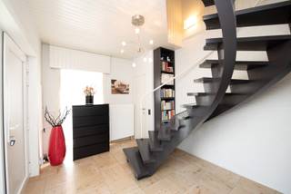 Deze stevige HOB met 3 slaapkamers beschikt over een ruime living met vernieuwde open keuken (2017), compleet ingericht. De lichtrijke keuken...