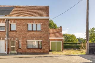 Op zoek naar een woning die u volledig naar eigen smaak en wensen kunt vormgeven? Deze stevige woning in Meulebeke biedt een uitstekende basis voor wie op zoek is naar een renovatieproject met potentieel. Bij de woning hoord een perceel bouwgrond met extra mogelijkheden tot uitbreiding. <br /><br />De woning is momenteel volledig gestript en staat klaar voor een grondige renovatie. Dankzij de betonnen structuur beschikt de woning over een solide basis en krijgt u hier de vrijheid om de indeling, afwerking en technieken volledig opnieuw uit te werken.<br /><br /><u>Indeling</u><br /><u><strong>Gelijkvloers:</strong></u>
<ul>
<li>Inkomhal</li>
<li>Leefruimte en eetkamer</li>
<li>Keuken</li>
<li>Garage</li>
<li>Toegang tot de tuin</li>
</ul>
<strong><u>Eerste verdieping:</u></strong>
<ul>
<li>Nachthal</li>
<li>Berging</li>
<li>3 slaapkamers</li>
</ul>
<u><strong>Tweede verdieping:</strong></u><br />Ruime zolder, ideaal als extra bergruimte of mits renovatie als bijkomende leef- of slaapruimte<br />Daarnaast beschikt de woning over een droge kelder, handig als extra voorraad- en bergruimte.<br /><br />Achteraan bevindt zich een tuin met tuinhuis, ideaal voor wie graag buiten vertoeft of extra opslagruimte wenst.<br /><br /><strong>Een stevige basis voor uw renovatieplannen</strong><br />Deze kloeke woning vormt een interessante basis voor een totaalrenovatie. Doordat de woning reeds volledig gestript is, kunt u meteen aan de slag en de woning volledig opnieuw opbouwen volgens uw eigen wensen en stijl.<br />Van een moderne gezinswoning tot een warme, tijdloze thuis: de mogelijkheden zijn talrijk. De betonnen structuur vormt hierbij een stevige basis voor uw renovatieproject.<br /><br /><strong>Ligging</strong><br />De woning is gelegen in Meulebeke, een aangename en centraal gelegen gemeente in West-Vlaanderen. U woont hier in een rustige woonomgeving en beschikt tegelijk over een vlotte verbinding naar de omliggende gemeenten en steden.<br />In de nabije omgeving vindt u onder meer winkels, scholen, dagelijkse voorzieningen en diverse ontspanningsmogelijkheden. Dankzij de centrale ligging zijn onder andere Tielt, Roeselare, Izegem en Ingelmunster vlot bereikbaar.<br />Rustige en centrale ligging in Meulebeke<br /><br />Een woning met een stevige basis en vooral veel potentieel. Ontdek zelf de mogelijkheden en maak snel u afspraak met <strong>Lukas +32 477 09 91 02</strong> of mail <strong>Lukas@vastgoedcanniere.be </strong><br />