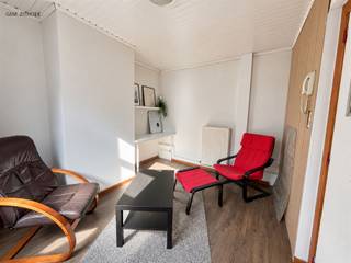 <h3><span>Volledig gerenoveerd studentenhuis met 3 kamers op toplocatie</span></h3><p><span>Op wandelafstand van de Thomas More-hogeschool en het station, en binnen de stadsring, bevindt zich dit volledig gerenoveerde studentenpand met drie studentenkamers. Dankzij de gunstige ligging en de geldige uitbatingsvergunning tot 2029 vormt dit pand een interessante investeringsopportuniteit.</span></p><p><span>Het gebouw werd in 2017 grondig gerenoveerd. De elektrische installatie is conform. Elke woonunit beschikt over eigen sanitaire voorzieningen en kookgelegenheid.</span></p><p><span>Gelijkvloers - </span><span>EPC: 355 kWh/(m² jaar)</span></p><p><span>Via de gemeenschappelijke inkomhal, waar fietsen kunnen worden gestald, bereikt u de traphal en de eerste studentenkamer. Deze verdieping omvat:</span></p><ul><li><span>Studentenkamer van 16,51 m²</span></li><li><span>Aparte keuken van 10 m²</span></li><li><span>Aparte badkamer van 6 m²</span></li></ul><p><span> </span></p><p><span>Eerste verdieping - </span><span>EPC: 173 kWh/(m² jaar)</span></p><p><span>De eerste verdieping is bereikbaar via de gemeenschappelijke traphal en omvat:</span></p><ul><li><span>Studentenkamer met kitchenette van 15,36 m²</span></li><li><span>Aparte badkamer van 2,63 m²</span></li><li><span>Gemeenschappelijke zithoek van 11,49 m²</span></li></ul><p><span>Tweede verdieping - </span><span>EPC: 298 kWh(m²jaar)</span></p><p><span>Op de tweede verdieping bevindt zich een praktisch ingedeelde woonunit bestaande uit:</span></p><ul><li><span>Leefruimte met kitchenette van 12 m²</span></li><li><span>Aparte slaapkamer van 6,84 m²</span></li><li><span>Badkamer van 2,42 m²</span></li></ul><p><span> </span></p><p><span>Met een huidige huuropbrengst van € 1.540 per maand vormt dit studentenhuis een interessante en rendabele investering in een bruisende studentenstad.</span></p><p><span> </span></p>