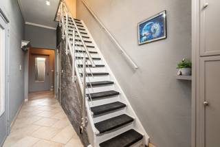 <p>Gezellige instapklare woning met 3/4 slaapkamers en tuin.<br />Gelegen in het rustige Idegem, tussen Ninove en Geraardsbergen, kan u deze gezellige gezinswoning vinden met 3 ruime slaapkamers en een kleine slaapkamer/dressing.</p>

<p>De woning is instapklaar, heeft geen renovatieverplichting en een conforme elektrische keuring. Er zijn zonnepanelen aanwezig aan de woning en de verwarming werkt op gas met een centrale verwarming via radiatoren. Voor de gezelligheid is er in de salon ook een houtkachel aanwezig.<br /><br />Indeling:<br />-1: Droge kelder met waterverzachter en CV (Junkers)<br />0: Inkomhal met vestiaire, toilet, woonkamer, eetplaats, keuken (Amerikaanse koelkast, vaatwas, combi-oven, keramische kookplaat) met kasten, veranda, badkamer (ligbad, douche, wastafel in meubel, toilet), terras en tuin met tuinhuis.<br />+1: Nachthal, 2 ruime slaapkamers en kleine slaapkamer/dressing<br />+2: Zolderverdieping, in te richten als slaapkamer/polyvalente ruimte<br /><br />Bent u op zoek naar een instapklare woning zonder verplichtingen met meerdere kamers en een ruime tuin? Neem snel contact op!</p>