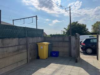 Recent gerenoveerde woning met twee slaapkamers<br /><br />INDELING GELIJKVLOERS<br />Woonkamer met trap naar de verdieping<br />Aparte eetkamer, <br />Keuken (deze wordt nog geïnstalleerd)<br />Badkamer met douche, lavabo en toilet.<br />Wasplaats met aansluiting voor wasmachine.<br />Afgesloten terras/koer.<br /><br />Vanuit het terras/de koer is er toegang tot een garagebox, gelegen achter de woning.<br /><br />EERSTE VERDIEPING<br />Twee slaapkamers.<br /><br /><br />BIJZONDERHEDEN<br />Recent gerenoveerd.<br />Vrij op 01/10/2026.<br />Contract: 1 jaar.<br />Airco wordt nog geïnstalleerd.