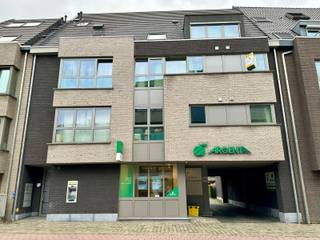 Dit appartement is gelegen in het hartje van Erembodegem-Dorp, bevindt zich op de 2de verdieping en is ook bereikbaar met de lift. Indeling: tweede verdieping: inkomhal/nachthal met toilet, ruime lichtrijke leefruimte met volledig geïnstalleerde open keuken (42,30m²) voorzien van een keramische kookplaat, dampkap, vaatwasmachine, oven, koelkast met vriesvak en dubbele spoelbak. De leefruimte biedt toegang tot het achtergelegen terras (6,30m²). Vervolgens vinden we 2 slaapkamers (11,20m² + 9,40m²), een badkamer (4,20m²) met dubbele lavabo en inloopdouche en de berging/wasplaats. Er is een garage in de huurprijs inbegrepen, deze bevindt zich achteraan het gebouw. De gemeenschappelijke lasten zitten reeds vervat in de huurprijs! Het appartement is gelegen op wandelafstand van winkels/warenhuizen, scholen, openbaar vervoer en station Erembodegem. Onmiddellijk beschikbaar! Indien u graag een bezoek wenst, aarzel niet ons te contacteren op affligem@immoaccenta.be