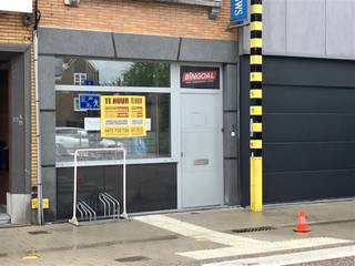 HANDELSPAND - GELEGEN LANGS EEN VLOTTE VERBINDINGSWEG - Handelsgelijkvloers bestaande uit een grote winkelruimte, achtergelegen werkruimte, keuken...