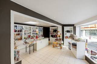 <p><span>Op zoek naar een handelspand met een sterke commerciële ligging en ruimte om uw eigen concept uit te bouwen? Dit ruime winkelpand met een indrukwekkende straatbreedte van maar liefst 11 meter bevindt zich op wandelafstand van zowel de Grote Markt als het station van Aalst.</span></p><p><span> </span></p><p><span>Dankzij de brede gevel en de uitstekende visibiliteit geniet het pand van een opvallende aanwezigheid in het straatbeeld. De ruime winkelruimte biedt tal van mogelijkheden voor diverse handels- of beroepsactiviteiten en kan bovendien perfect gecombineerd worden met een woonfunctie.</span></p><p><span> </span></p><p><span>Op de verdiepingen bevinden zich momenteel vier kamers die nog verder kunnen worden ingericht en afgewerkt. Hierdoor bestaat de mogelijkheid om boven de handelsruimte een ruime woonst, kantoorruimte of andere polyvalente invulling te creëren.</span></p><p><span> </span></p><p><span>Een pand met karakter, ruimte en vooral veel mogelijkheden, ideaal voor ondernemers, investeerders of wie wonen en werken wil combineren op een centrale locatie in Aalst.</span></p><p><span> </span></p><p><span>Voor meer informatie en/of een bezoek, contacteert u Wout van Immo Zone op het nummer 0479/ 18. 38. 35.</span></p><p><span> </span></p><p><span> </span></p><p><span> </span></p>