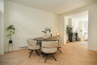 Karaktervolle en grondig gerenoveerde woning vlak bij Gent-Sint-Pieters<br /><br />Op een fantastische plek in Gent vlakbij het vernieuwde station, het historische centrum en verschillende parken, staat deze verrassend ruime woning (170 m²). Het pand uit 1939 kreeg dit jaar een complete renovatie, met als resultaat een fris, lichtrijk huis waar zo kan ingetrokken worden. <br /><br />Begane grond: binnenkomen gebeurt via de inkomhal met authentieke trap, die leidt naar de leefruimte en eetkamer. De afzonderlijke keuken sluit vlot aan op de eetkamer. Beide ruimtes geven direct toegang tot de gezellige koer.<br /><br />Eerste verdieping: een grote eerste slaapkamer en een royale badkamer met dubbele wastafel, ligbad en inloopdouche.<br /><br />Tweede verdieping: twee volwaardige slaapkamers.<br /><br />Bovenste verdieping: een vierde slaapkamer met het comfort van een eigen douchekamer, ideaal als gastenverblijf, tienerkamer of bureau.<br /><br />Kelder: een droge en praktische kelder voor extra opbergruimte.<br /><br />De Tenderstraat plukt volop de vruchten van de opwaardering van de stationsbuurt. Dat maakt dit niet alleen een aangename woonplek, maar ook een slimme investering voor de toekomst.<br /><br />Bestuursmaatregelen in het maatregelenregister: nee
