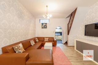 Op zoek naar een centraal gelegen woning met een ruimtelijk gevoel? Dan is deze woning precies wat u zoekt! Deze woning is gelegen nabij het Rabotpark, het Prinsenhof en op fietsafstand van <strong>hartje Gent</strong>. Door de <strong>centrale ligging </strong>heeft u verschillende winkels, scholen en recreatie in de buurt. Het openbaar vervoer is een groot pluspunt, waardoor u zich vlot kan verplaatsen van punt A naar B. <br /><br />U komt binnen via de inkomhal die toegang biedt tot een <strong>ruime open leefruimte</strong>. Vanuit de woonkamer gaat u naar de keuken met aansluitend een praktische badkamer.<br /><br />Op de eerste verdieping vindt u twee slaapkamers waarvan één toegang biedt tot de vaste trap naar de tweede verdieping. Op de bovenste verdieping vindt u een grote zolderkamer dat dienst kan doen als een <strong>derde slaapkamer of hobbykamer</strong>. Tenslotte heeft deze instapklare woning ook nog een <strong>ruime droge kelder als extra opbergruimte</strong>.<br /><br />Graag een bezoek inplannen? Contacteer Yasmin via 0492101263 of yasmin@convas.be