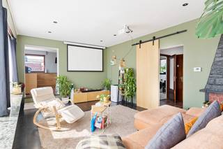 Dit ruim duplexappartement is rustig gelegen in een doodlopend straatje, in het centrum van het gezellige polderdorpje Zandvliet. Winkels, scholen en openbaar vervoer bevinden zich allemaal in de nabije omgeving. U komt het appartement binnen via een centrale inkomhal, die de verschillende ruimtes met elkaar verbindt. Het appartement beschikt over een lichtrijke woonkamer met aansluitend de bijzonder ruime, open keuken. Verder bevindt zich op deze verdieping nog een slaapkamer, gerenoveerde badkamer met inloopdouche, wastafel en toilet en een praktische wasplaats. Op de tweede verdieping van het appartement bevinden zich nog twee slaapkamers, waarvan één momenteel is ingericht als bureau. Hiernaast is er ook nog een zolderruimte aanwezig die naar eigen wens afgewerkt kan worden. Er zijn geen gemeenschappelijke kosten. Het appartement beschikt over een individuele HR-verwarmingsketel, water- en elektriciteitsmeter (bevinden zich in de kelder).