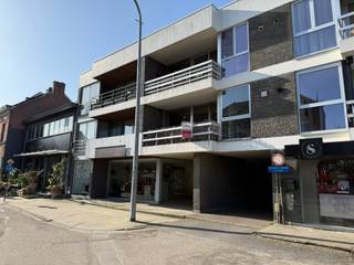 INDELINGInkomhal ca. 7 m² - parket - ingemaakte kastGastentoilet ca. 1 m² - zwarte tegelvloer en deels wandtegels - handenwasserLiving ca. 30 m² -...