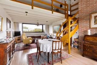 Ontdek dit ruime duplex-appartement met drie slaapkamers in Residentie Cypres, gelegen aan de Bevrijdingslaan 8 te Brugge. Op de 4de en...