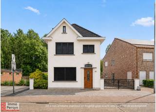 Ben je op zoek naar een woning met enorm veel potentieel die je volledig naar je eigen hand kunt zetten?<br />Deze charmante open bebouwing aan de Tieltseweg 141 in Rillaar biedt jou een fantastische basis. Gelegen op een mooi, vlot bereikbaar perceel met een eigen oprit en een fijne tuin, geniet je hier van een gunstige ligging. <br /><br />De woning werd gebouwd tussen 1951 en 1955 en is vandaag klaar voor een grondige renovatie of opfrisbeurt. Qua technieken en energiezuinigheid wordt het pand momenteel verwarmd met gaskachels en is er een boiler aanwezig voor de warmwaterproductie. Gezien de huidige staat dien je rekening te houden met de Vlaamse renovatieverplichting, wat je de opportuniteit biedt om deze stevige constructie te transformeren tot een moderne, energiezuinige thuis.<br /><br />Met een aantrekkelijke verkooprijs van € 249.000 is dit bovendien een uitstekende investering.<br /><br /><u><strong>INDELING:</strong></u><strong> <br />Gelijkvloers:</strong> inkomhal, woonkamer, eetkamer, keuken, hal, badkamer, toilet<br /><strong>1ste verdieping:</strong> nachthal, 4 slaapkamers <br /><strong>Zolder:</strong> bergzolder<br /><strong>Tuin:</strong> garage met oprit en tuin<br /><strong>Kelder:</strong> voorraadkelder<br /><br />Ervaar zelf de vele voordelen van deze woning tijdens een persoonlijke rondleiding.<br />Maak vandaag nog je afspraak.<br />Mail naar info@immopersyn.be of bel 013 444 008.