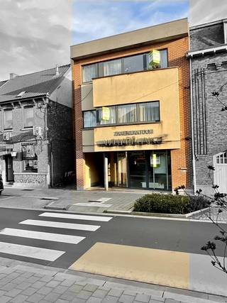 Bent u op zoek naar een investering? Deze opbrengsteigendom in het centrum van Zele combineert een commercieel gelijkvloers met twee...