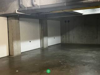 Ruime gesloten garagebox op ondergronds niveau (in kleine residentie), vlot toegankelijk, die plaats kan bieden aan SUV, , met daarnaast nog...