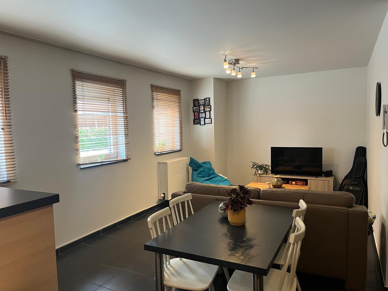 Instapklaar appartement op het gelijkvloers met 1 slaapkamer, gunstig gelegen nabij het station en het centrum van Mol. - foto 2
