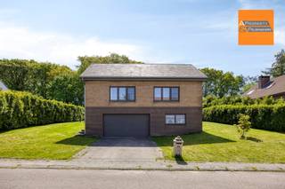 <p><span>Ontdek deze ruime open bebouwing op een mooi perceel van 860 m² in Vinkenlaan 14 te Everberg. De woning biedt ca. 195 m² bewoonbare oppervlakte en combineert een praktische indeling met een aangenaam wooncomfort. Binnen geniet u van veel lichtinval, een gezellige leefruimte, een vernieuwde keuken, 3 slaapkamers, 1 badkamer, een zolder en een inpandige garage met sectionale poort.</span></p><p><span>De woning werd in 2016 grondig aangepakt met onder meer een vernieuwd dak, PVC ramen en deuren, nieuwe vloeren, keuken, badkamer, radiatoren, ventilatiesystemen en een inbouwkachel. De centrale verwarming werkt op aardgas en de elektrische installatie is conform. Extra troeven zijn de regenwaterput met pomp, waterverzachter, kruipkelder en de ruime tuin met noordoostelijke oriëntatie.</span></p><p><span>Met EPC-label C en een energiescore van 266 kWh/m² jaar biedt deze woning een solide basis voor wie comfortabel wil wonen en tegelijk nog verdere optimalisaties wenst uit te voeren. De ligging scoort gunstig op mobiliteit, met voorzieningen en openbaar vervoer in de ruimere omgeving.</span></p><p><span>Een interessante gezinswoning met ruimte, licht en potentieel, gelegen in een residentiële omgeving in Everberg. Een bezoek waard!</span></p>