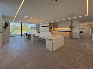 Modern en hoogwaardig afgewerkt kantoorgebouw van <strong>480 m²</strong>, inclusief 80 m² archiefruimte, gelegen op een strategische locatie met vlotte verbindingen naar de <strong>N60</strong> en <strong>E17</strong>.<br />De ruimte is ingedeeld in lichtrijke burelen dankzij grote raampartijen en Veluxen, en is uitgerust met een akoestisch vals plafond met geïntegreerde ledverlichting, HVAC, databekabeling, sanitair en een stijlvolle inkomhal. Bestaand high-end meubilair is inbegrepen.<br />De volledig verharde site biedt ruime parkeergelegenheid en manoeuvreerruimte. Groene omgeving en uitbreidingsmogelijkheden.<br /><br /><u><strong>Troeven:</strong></u>
<ul>
<li>480 m² (waarvan 80 m² archiefruimte)</li>
<li>Instapklaar en gemeubileerd</li>
<li>Veel natuurlijk licht</li>
<li>HVAC, ledverlichting, databekabeling</li>
<li>Ruime parking</li>
<li>Toplocatie met vlotte bereikbaarheid</li>
</ul>
<br /><br />Wenst u een bezoek in te plannen of wilt u meer informatie?<br />Contacteer vandaag nog <strong>Simon De goque</strong> op <u><em><strong>+32 473 37 55 50</strong></em></u> of <u><em><strong>simon.dg@kmovastgoed.be</strong></em></u>