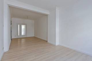 Ruim 1-slaapkamerappartement met groene stadstuin in een kleinschalig appartementsgebouw. Het appartement werd net volledig opgefrist en is dus...
