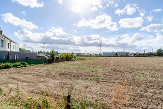 Lichtrijpande woning nabij station Lot, winkels en scholen. Inkomhal, gezellige woon- en eetkamer, deels ingerichte keuken met terras. 1e...
