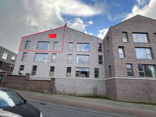Dit modern en lichtrijk duplex-appartement (D 3.4) is ideaal gelegen in het Egmont Park, op wandelafstand van het centrum van Gavere met alle voorzieningen binnen handbereik. <br /><br />Het appartement beschikt over een inkomhal met gastentoilet, ruime leefruimte met een aanpalende berging, volledig ingerichte keuken en 2 ruime slaapkamers met aansluitend in het midden de badkamer. Op de verdieping is er een master bedroom, een badkamer en een bureauruimte. Via het terras geniet u van een prachtig uitzicht op de binnentuin, dé ideale plek om te ontspannen.<br /><br />Dit appartement combineert een rustige, groene ligging met de nabijheid van winkels, horeca en openbaar vervoer.<br /><br />Ondergrondse staanplaats en berging dienen afzonderlijk aangekocht te worden.