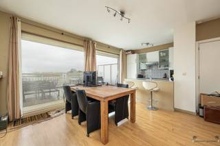 <p><span>Appartement met uitzonderlijk ruim terras (36 m²) en garagebox te Hoevenen</span></p><p><span>In een rustige straat nabij het centrum van Hoevenen vindt u dit verzorgd appartement van ca. 60 m², waar comfort en buitenruimte centraal staan. Een eigendom dat zowel aantrekkelijk is voor eigen bewoning als voor wie op zoek is naar een stabiele investering.</span></p><p><span>De lichtrijke leefruimte vormt het hart van het appartement en geniet van een aangename lichtinval. Aansluitend bevindt zich de praktische keuken. Verder beschikt het appartement over een comfortabele slaapkamer en een functionele badkamer. De efficiënte indeling zorgt ervoor dat elke vierkante meter optimaal wordt benut.</span></p><p><span>De absolute blikvanger is zonder twijfel het uitzonderlijk ruime terras van maar liefst 36 m². Een zeldzame troef die dit appartement onderscheidt van andere appartementen. Hier geniet u in alle rust van het buitenleven, met een aangenaam zicht op groen.</span></p><p><span> </span></p><p><span>Als extra comfort beschikt het appartement over een ruime, private garagebox. Een waardevolle meerwaarde.</span></p><p><span>Het appartement is momenteel verhuurd, wat zorgt voor een onmiddellijk brutorendement van 4,4%. Tegelijk biedt het perspectief voor wie op termijn zelf wenst te wonen.</span></p><p><span>Kortom, een eigendom met karakter, ruimte en potentieel, gelegen op een gegeerde locatie in Hoevenen.</span></p><p><span> </span></p>