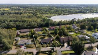 <p><strong>Deze ruime en zeer goed onderhouden villa is ideaal gelegen op een zuidgeoriënteerd perceel van ca. 1.705 m², in een rustige, groene en kindvriendelijke villawijk te Retie. De woning biedt verrassend veel ruimte en beschikt onder andere over 6 slaapkamers, 2 badkamers, een lichtrijke leefruimte en heel wat praktische bergruimte. Ook buiten is het aangenaam vertoeven dankzij de zuidgerichte tuin, het terras en de gezellige tuinkamer met open haard. De ligging vormt een bijkomende troef: bossen en talrijke fiets- en wandelroutes bevinden zich in de onmiddellijke omgeving, terwijl Retie, Postel, Dessel en Nederland op korte afstand gelegen zijn.<br /><br /></strong><span>Gelijkvloerse verdieping</span>: <span>Via de inkomhal betreedt u de woning. Rechts bevinden zich een vestiaire en een apart gastentoilet. Links geeft een deur toegang tot de ruime en lichtrijke woonkamer, die dankzij de grote raampartijen geniet van veel natuurlijk daglicht en een mooi zicht op de tuin. De leefruimte is opgedeeld in een gezellige zithoek met open haard en een eetkamer.<br /><br /></span><span>Aansluitend bevindt zich de keuken, uitgerust met een oven, elektrisch kookvuur en veel kastruimte. Naast de keuken ligt een praktische bijkeuken met ingemaakte kasten, aansluitingen voor wasapparatuur en vaatwasser en een achterdeur die rechtstreeks toegang geeft tot de tuin.<br /><br /></span><span>Via de nachthal bereikt u een eerste badkamer met douche, wastafel en toilet, een dressing en drie slaapkamers, waarvan één momenteel ingericht is als bureau en voorzien is van ingemaakte kasten. Ook één van de andere slaapkamers beschikt over ingemaakte kasten en een wastafel.<br /><br /><span>Verdieping:</span> Vanuit de inkomhal leidt de trap naar de verdieping. Hier bevinden zich nog eens drie ruime slaapkamers, waarvan twee voorzien zijn van ingemaakte kasten en een wastafel. Daarnaast is er een tweede badkamer met ligbad en douche en een apart toilet. De nachthal beschikt eveneens over praktische ingemaakte kasten. Een bijkomende troef is de bijzonder ruime opbergmogelijkheid: de schuine wanden over nagenoeg de volledige verdieping werden ingericht als bergruimte.<br /><br /><span>Buitengebeuren:</span> De woning beschikt over een aangename, zuidgerichte tuin met terras. Aansluitend aan de woning bevindt zich een gezellige tuinkamer / overdekt terras met open haard, waardoor u ook tijdens koelere momenten optimaal van de tuin kunt genieten. De tuin is achteraan volledig omheind en biedt veel rust en privacy.<br /><br />Naast de tuinkamer bevindt zich nog een praktische berging met spoelbak en technische ruimte. Aan de woning is tevens een overdekte carport voorzien, met in het verlengde een royale fietsenberging/werkplaats die heel wat extra praktische ruimte biedt. Vooraan beschikt de woning over een oprit met ruime parkeergelegenheid.<br /><br /><span>Bijzonderheden:</span> <br />- B</span>ouwjaar: 1988<br />- Centrale verwarming op aardgas via radiatoren<br />- Veluxramen voorzien van rolluiken<br />- Houten schrijnwerk<br />- Vliegenramen<br />- Kruipruimte onder de volledige woning<br />- Veel ingemaakte kasten en bergruimte<br />- Overdekte carport<br />- Rustige en kindvriendelijke villawijk<br />- Groene ligging nabij bossen en diverse fiets- en wandelroutes</p>